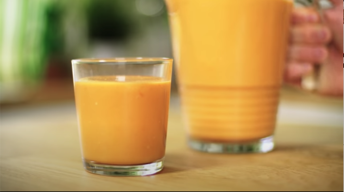 Pollo al horno con berenjenas y gazpacho andaluz.